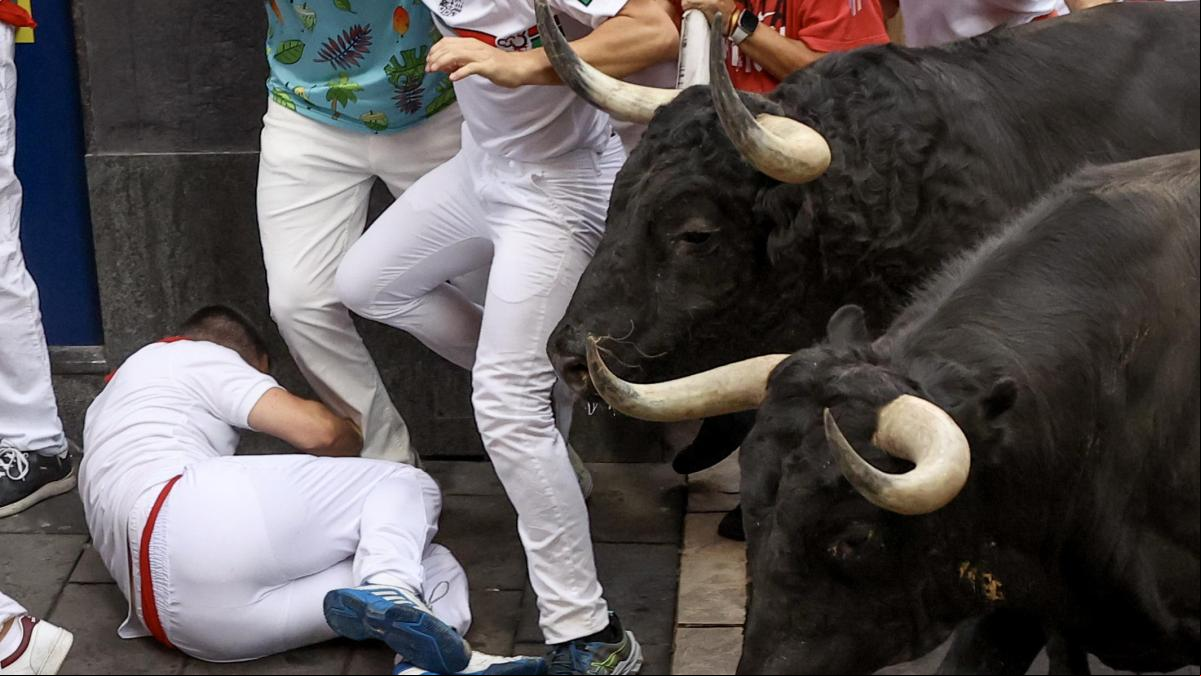 Los toros de Domingo Hernández dejan siete heridos en su fugaz debut en los Sanfermines