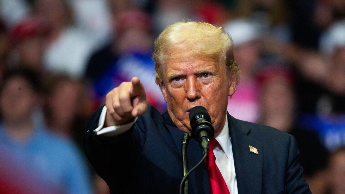 Trump festeja el fin de Biden y estima que Harris es más fácil de batir