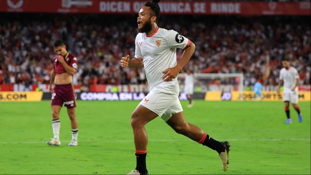 El Sevilla toma aire ante el Valladolid (2-1) y el Valencia se atasca frente al Osasuna (0-0) El Sevilla toma aire ante el Valladolid (2-1) y el Valencia se atasca frente al Osasuna (0-0)