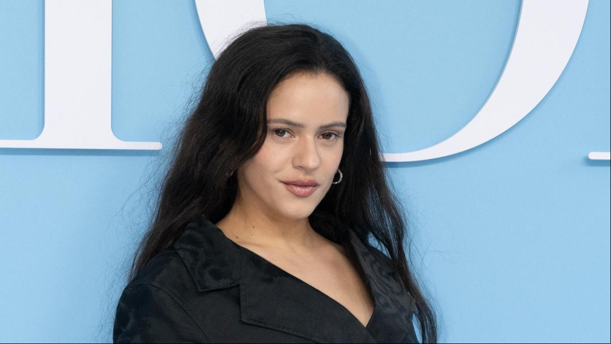 Rosalía se rinde a la nueva etapa de Desigual: su look que ficharás para la oficina