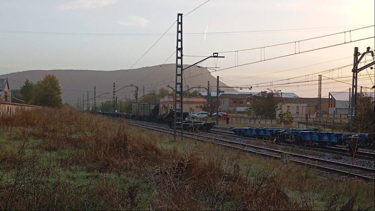 El descarrilamiento de un tren de mercancías peligrosas en Guadalajara provoca la suspensión de un tren convencional Madrid- Barcelona