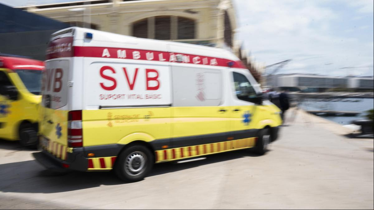 Dos jóvenes evacuados por el incendio de su piso por culpa de un patinete eléctrico en València