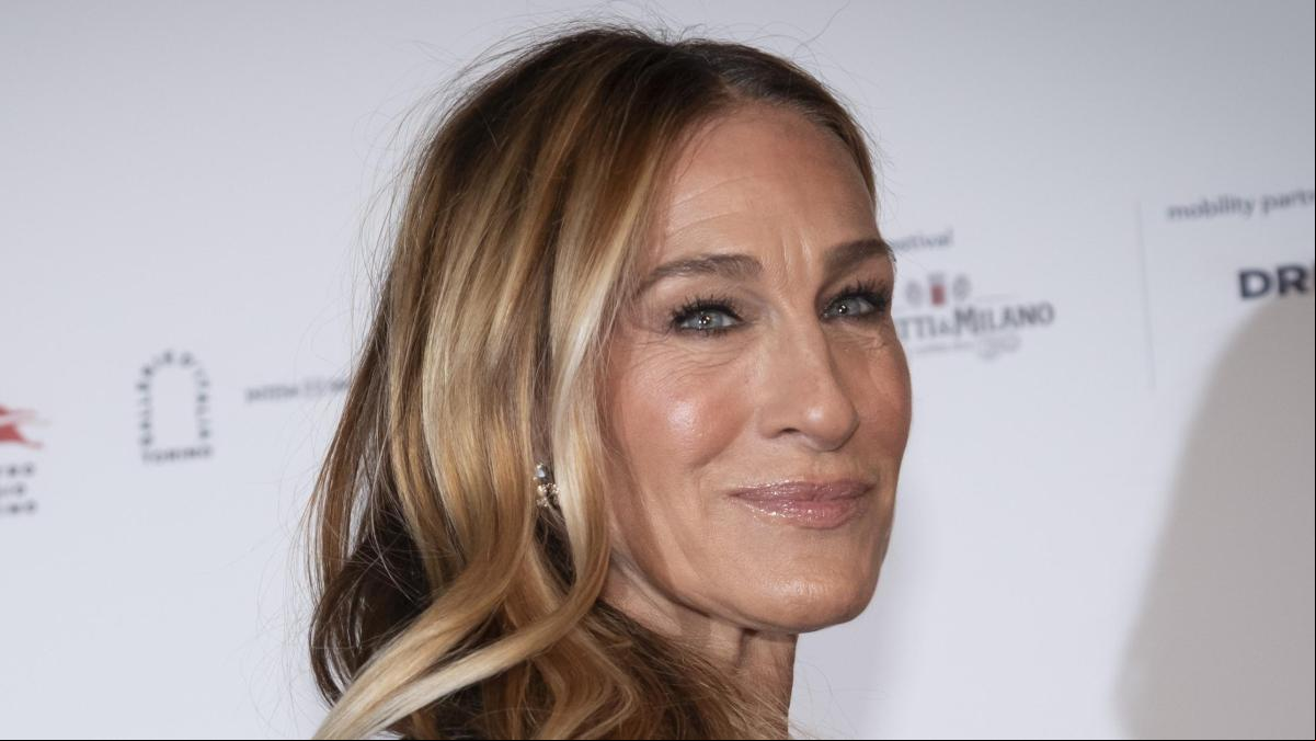 Sarah Jessica Parker eleva su look más sobrio con los zapatos favoritos de Carrie Bradshaw