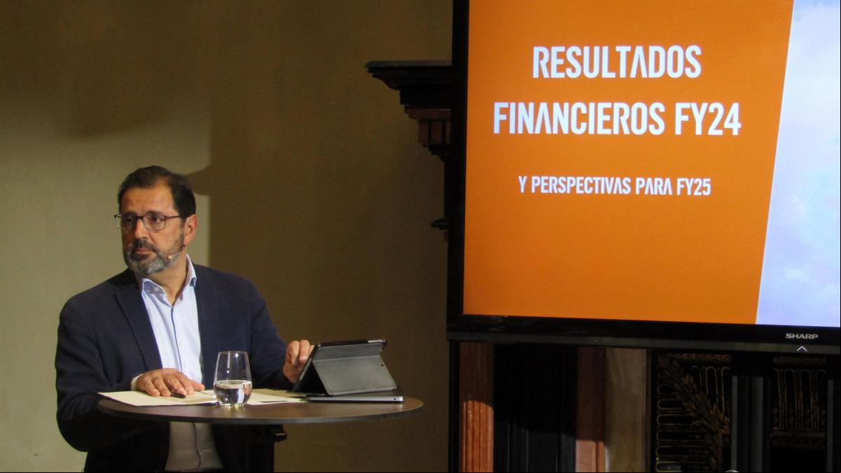 EasyJet avisa de que El Prat ya no tiene capacidad durante varias horas del día