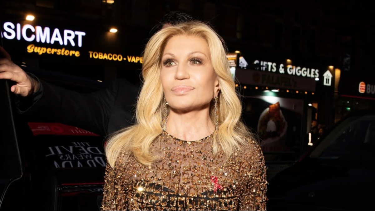 Estupor ante la “nueva cara” de Donatella Versace Estupor ante la “nueva cara” de Donatella Versace