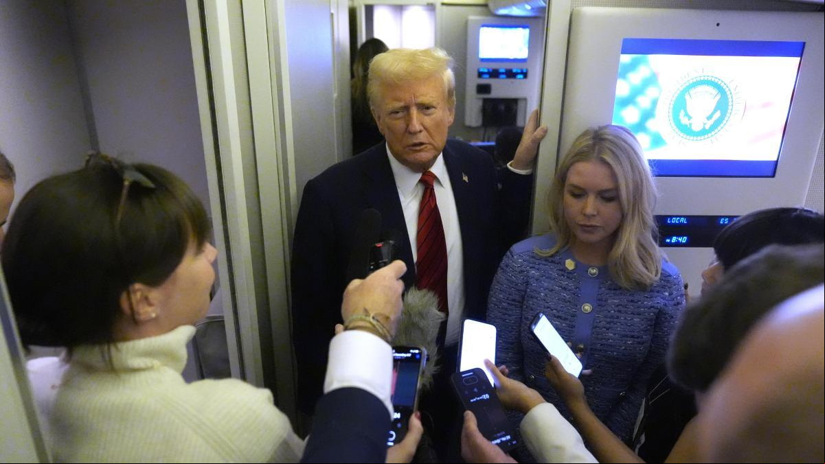 Trump ofrece ocho meses de salario para despedir a dos millones de empleados federales