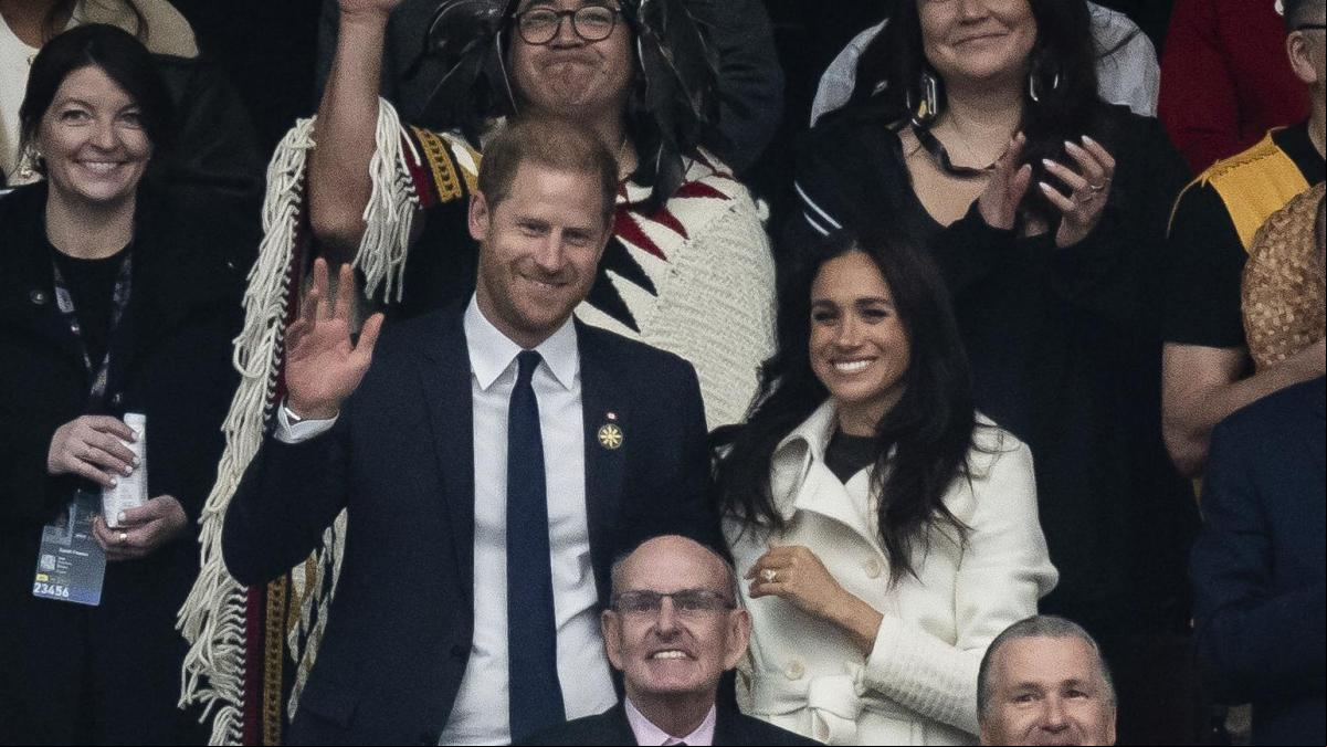 La lujosa maleta de Meghan Markle en los juegos Invictus: del vestido tendencia por 950 euros al abrigo atemporal por casi 3.000 euros