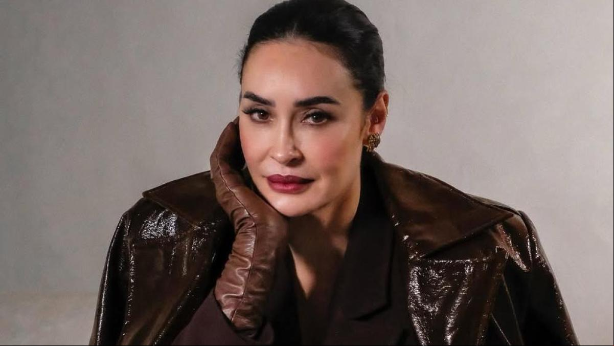 Ni vestido ni americana: la camisa de 20 euros que Vicky Martín Berrocal transforma para una cita con los amigos