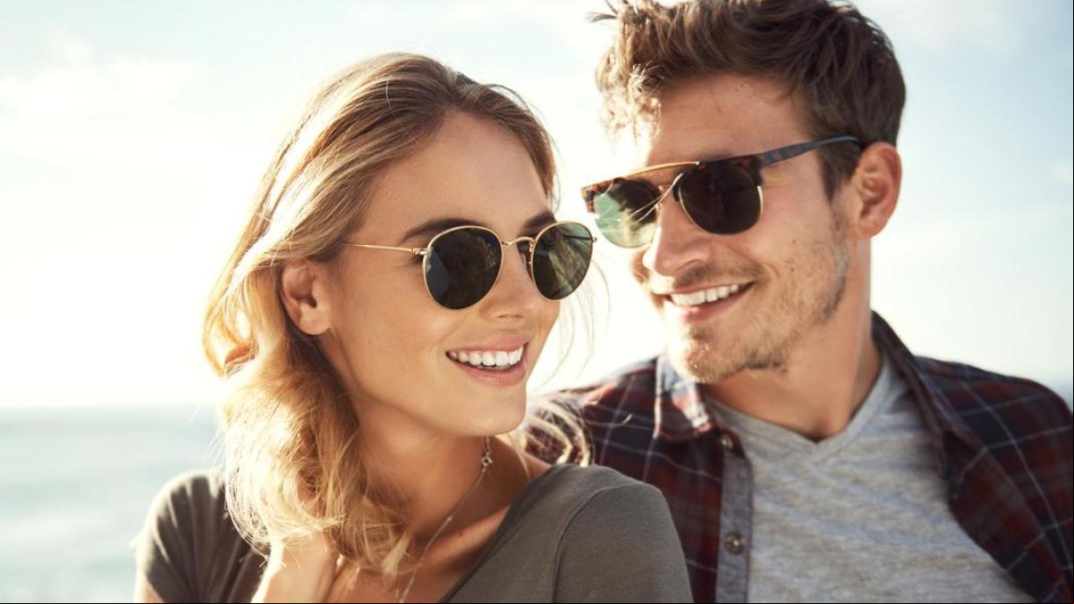 Las gafas de sol de moda en 2025 que hombres y mujeres no dejan de llevar y que todos quieren