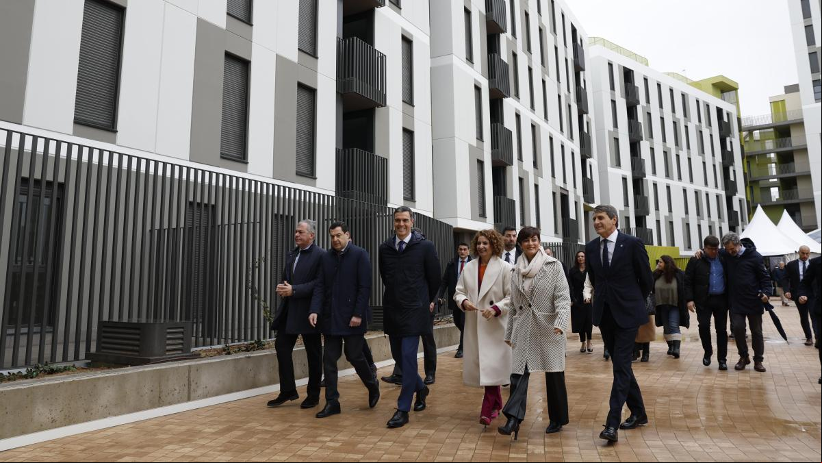 Sánchez pide que se aplique la Ley de Vivienda mientras Moreno aboga por “facilitar suelo” y “quitar impuestos”