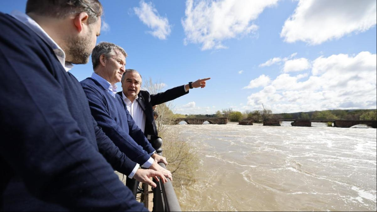 Feijóo reclama un plan nacional del agua tras el derrumbe del puente romano de Talavera
