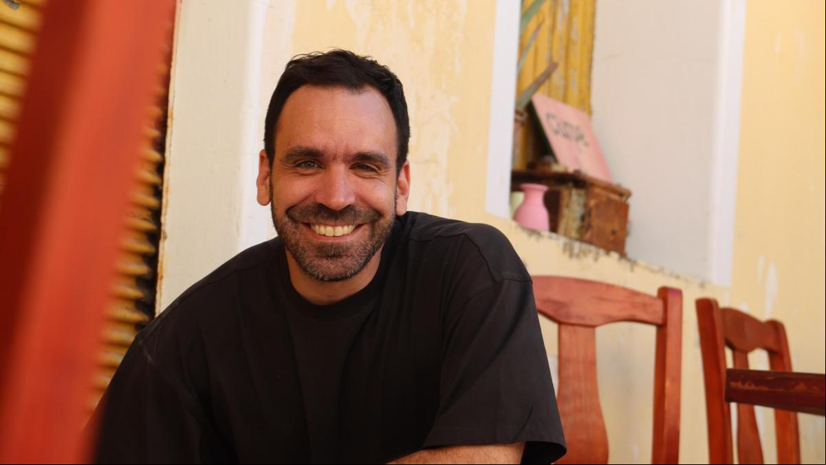 Javier Labourt, psicólogo: “La gente pierde la perspectiva, un viaje no puede remplazar una terapia, es una ruptura y un quiebre de la rutina”