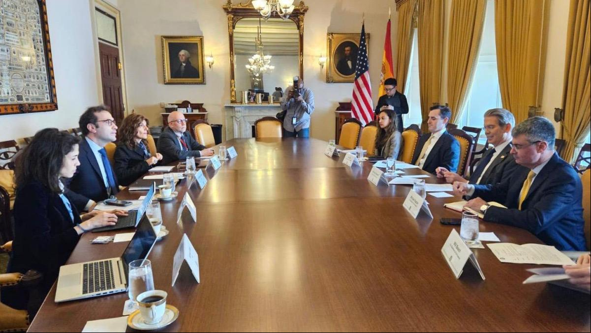 EE.UU. pide a España más gasto militar y eliminar el “impuesto sobre servicios digitales” tras la reunión de Cuerpo con Bessent
