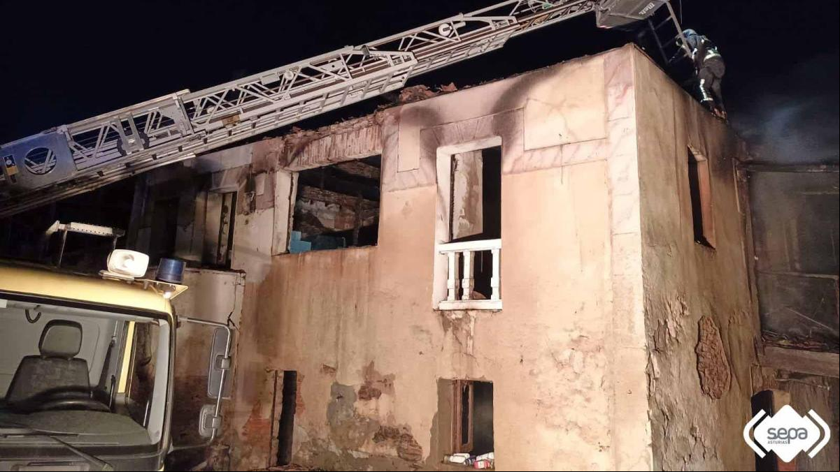Un muerto y un herido en el incendio de una vivienda en Salas (Asturias) Un muerto y un herido en el incendio de una vivienda en Salas (Asturias)