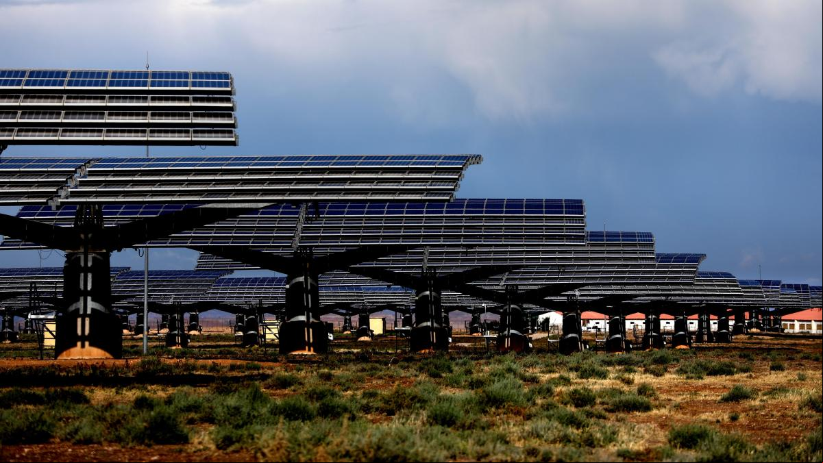 La red necesita baterías y mejoras para asumir la expansión de la solar