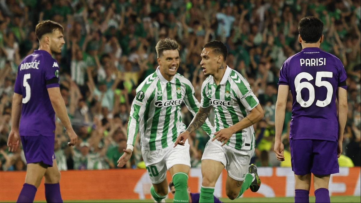 El Betis vence a la Fiorentina y da el primer paso para alcanzar la final de la Conference