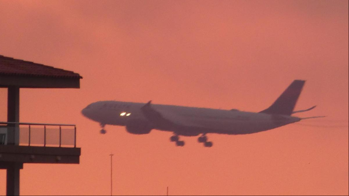¿Un avión en el balcón?