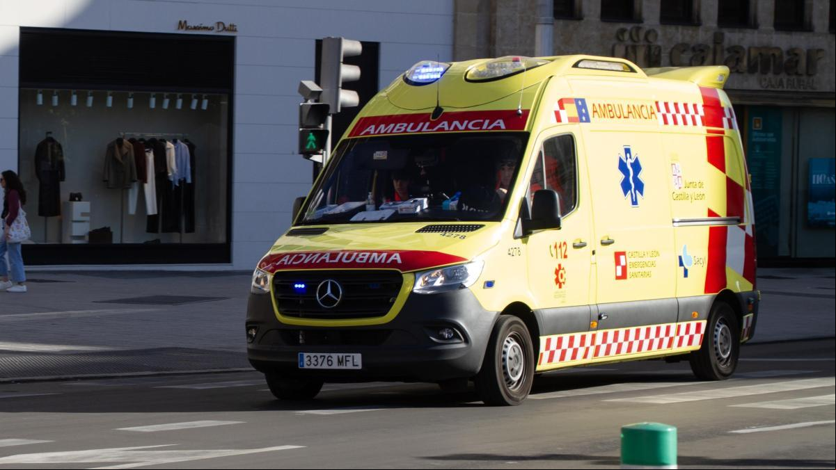 Tiran a una mujer a una autovía en Murcia, llama al 112 y al llegar la ambulancia presenta politraumatismos y está inconsciente