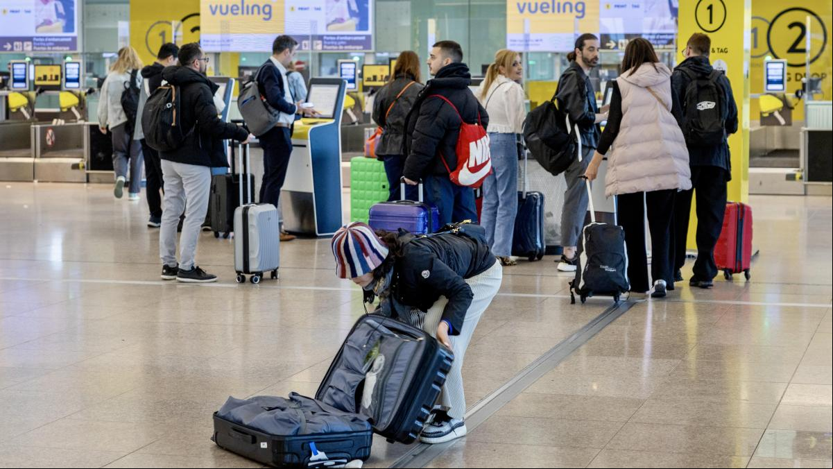 Los consumidores europeos denuncian a siete aerolíneas por cobrar equipaje de mano