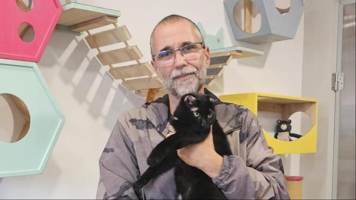 José María Berbil Bautista, gestor de colonias felinas en Santander: “Un gato agresivo no es ‘malo’, es un gato herido, solo pide ayuda, y nosotros se la damos”