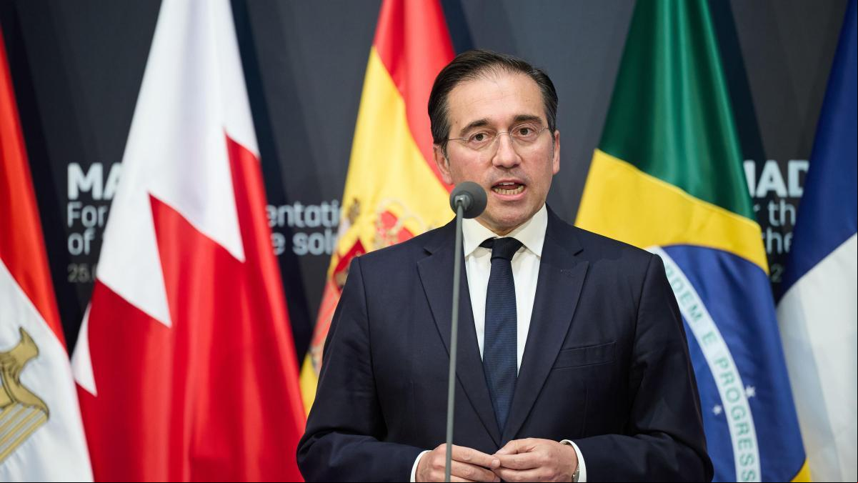 Albares pide “concreciones” a los estados que no avalan todavía la oficialidad del catalán en Europa