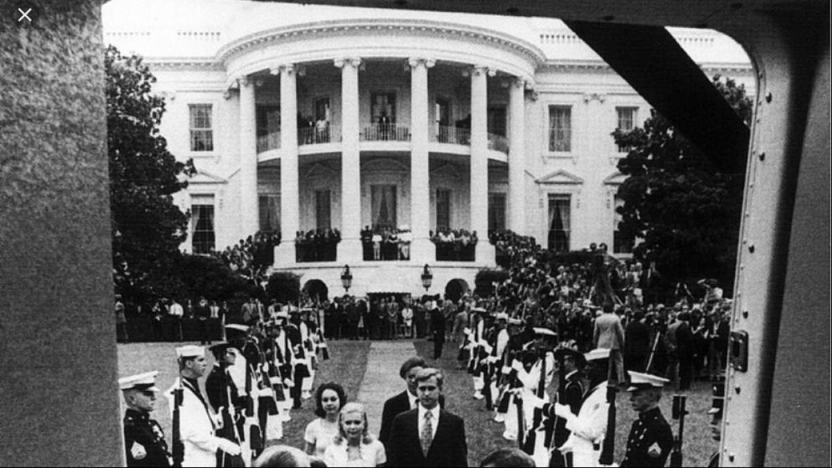 Nixon dimite como presidente de los Estados Unidos