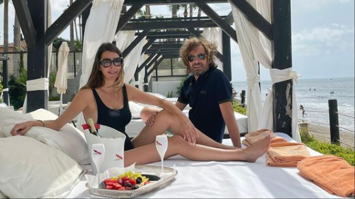 Esther Doña posa junto al juez Santiago Pedraz: “Carlos Falcó le ha puesto en mi camino”