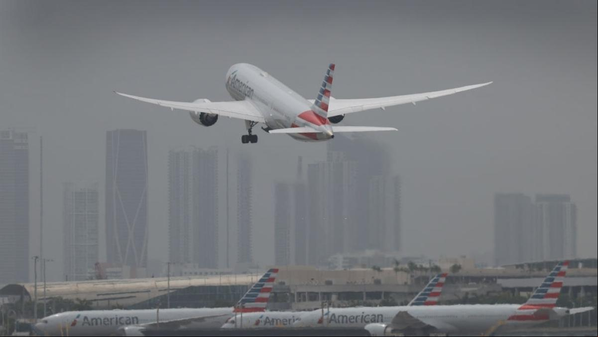 Un hombre abre la puerta de emergencia del avión y se sube al ala tras aterrizar por miedo a morir