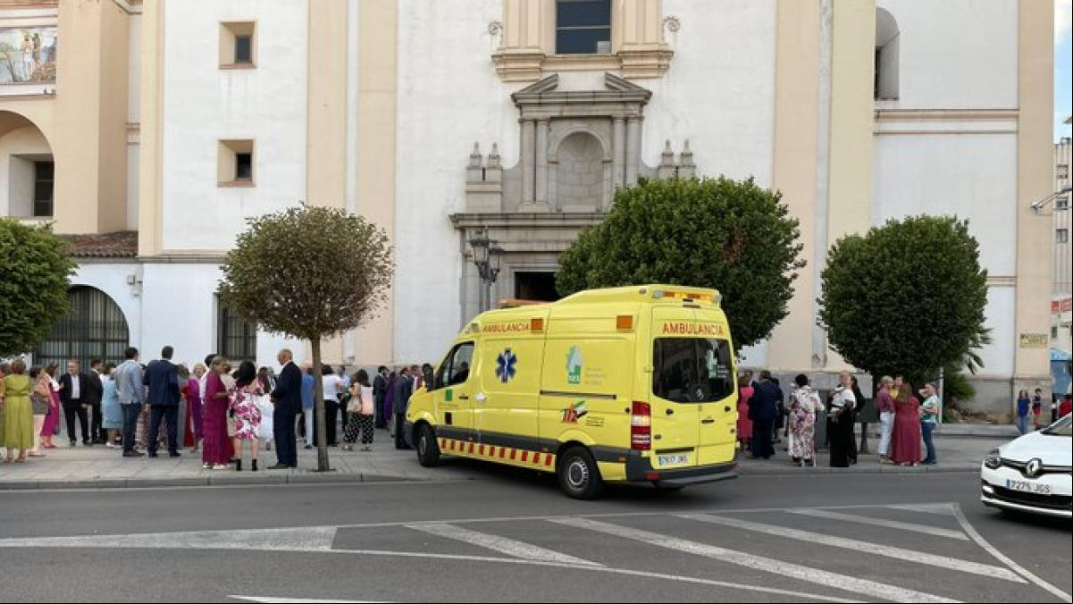 Sancionan a un conductor de ambulancia en Badajoz por usarla de vehículo nupcial para unos novios