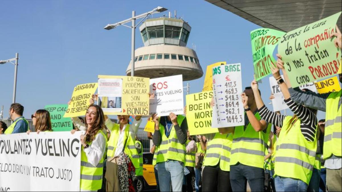 Huelga en Vueling: los tripulantes de cabina se manifiestan en el aeropuerto de Barcelona