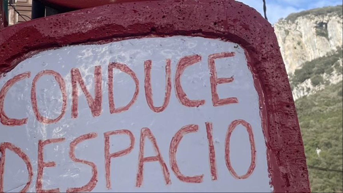 La ingeniosa señal de tráfico para que los coches no corran: “Conduce despacio. No sobran vecinos”