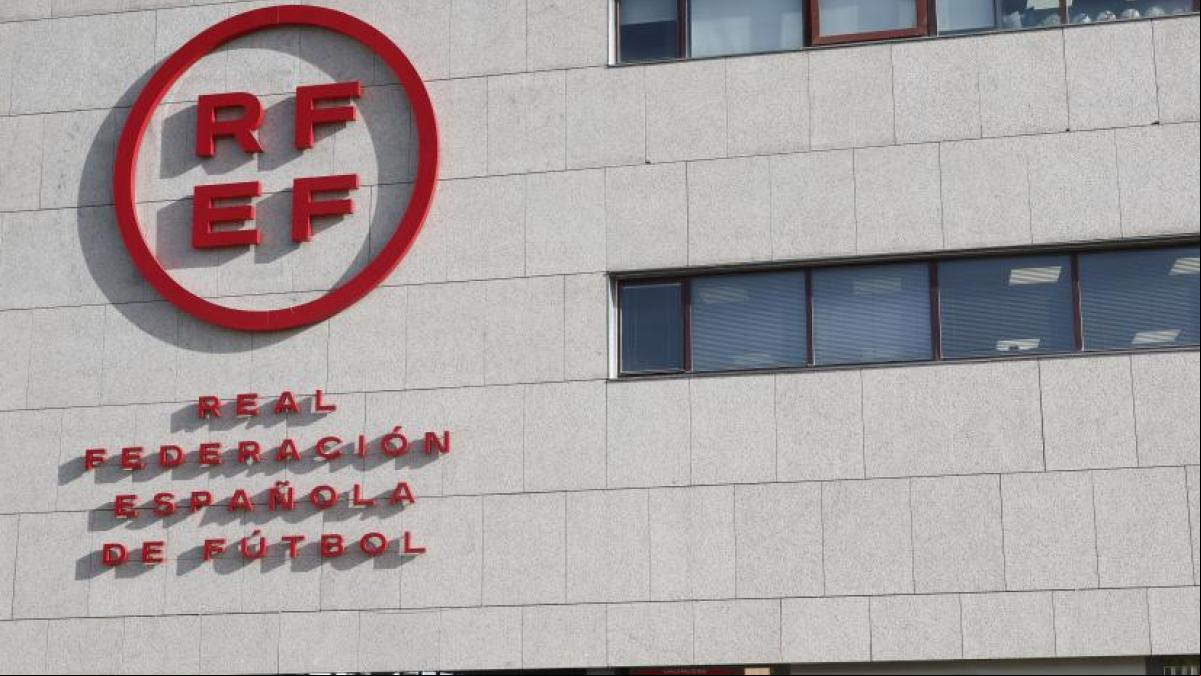 El juez imputa al Barça por soborno en el caso Negreira: Los pagos produjeron los efectos arbitrales deseados por el club