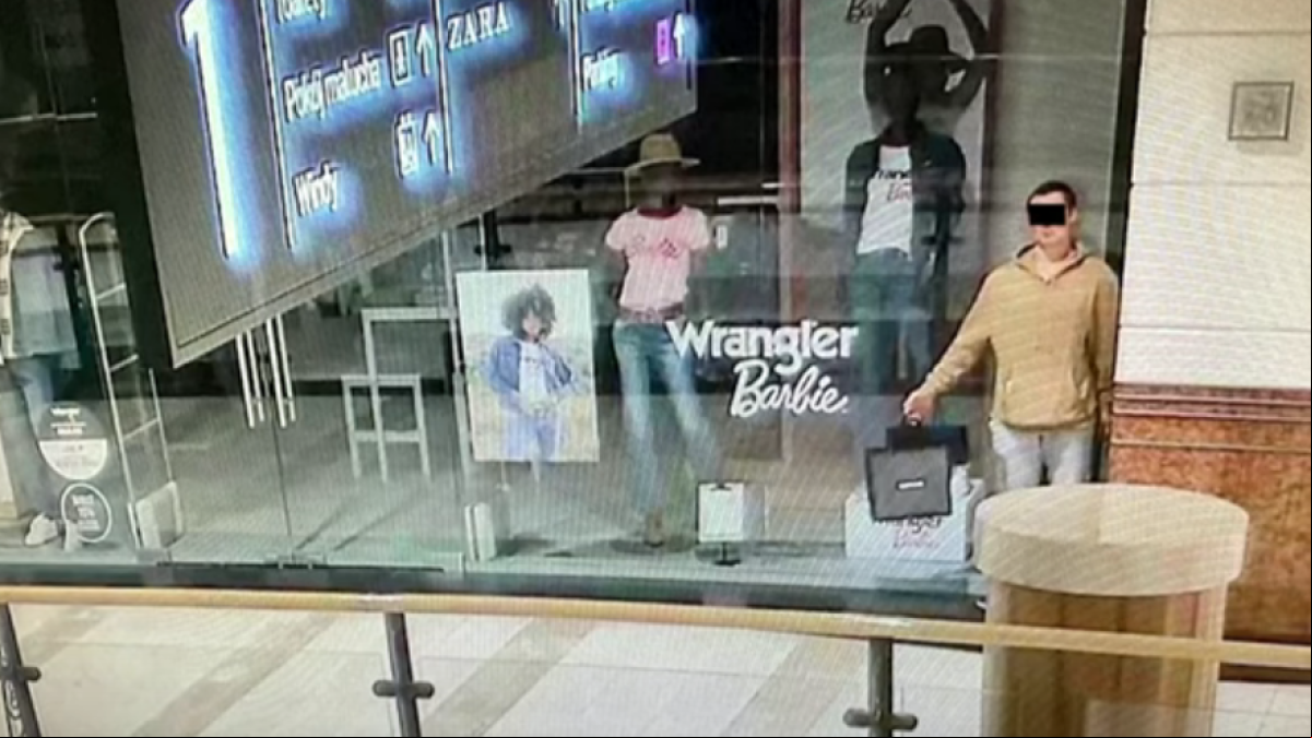 Se hace pasar por un maniquí durante horas hasta que cierran el centro comercial y logra robar en él
