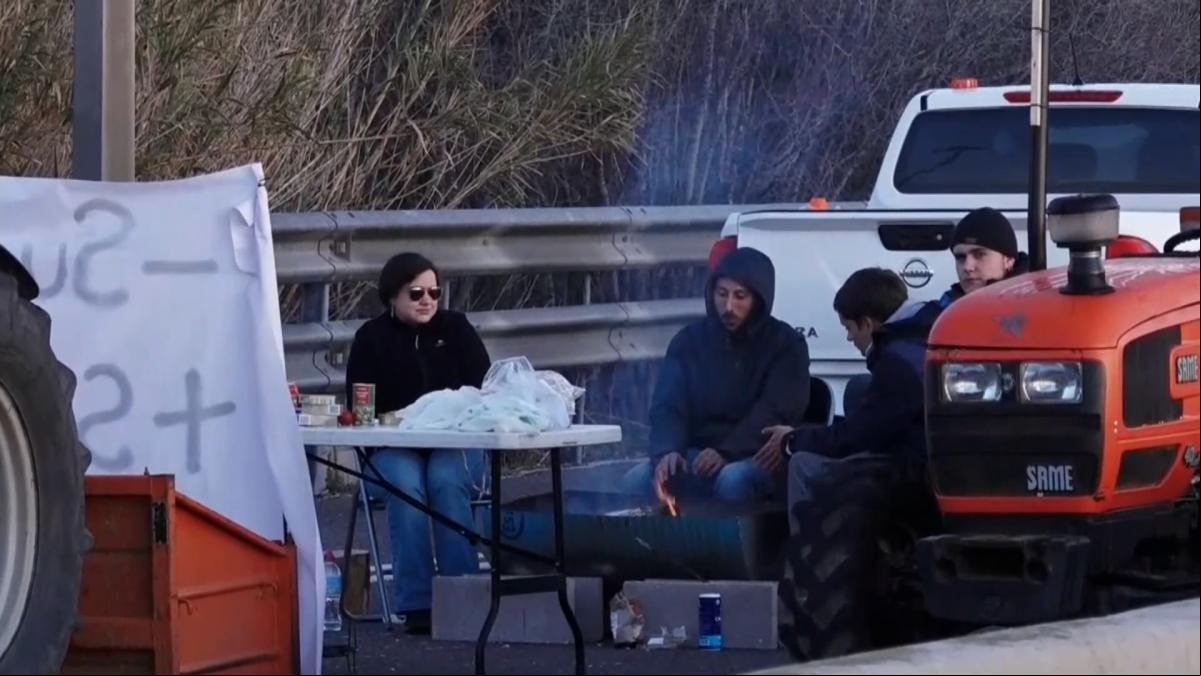 Los agricultores bloquean la AP-7 en Girona, los s a Sevilla y carreteras en Extremadura