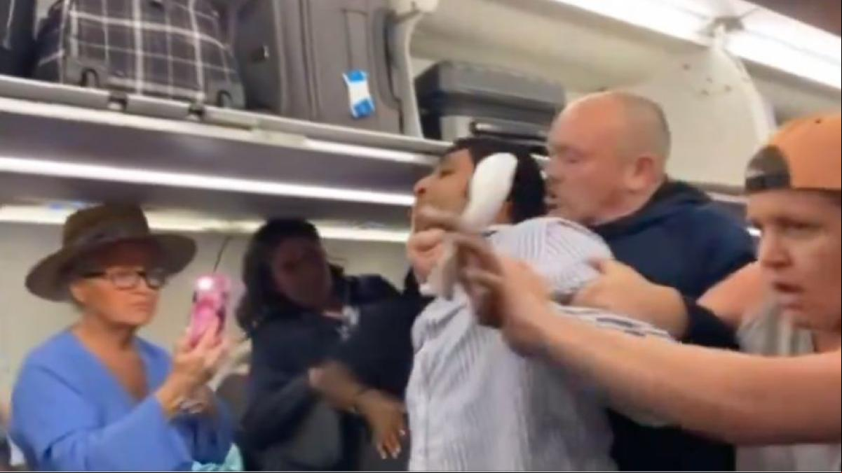 Caos en el avión: aplican una llave de cabeza para expulsar a un pasajero que enloqueció