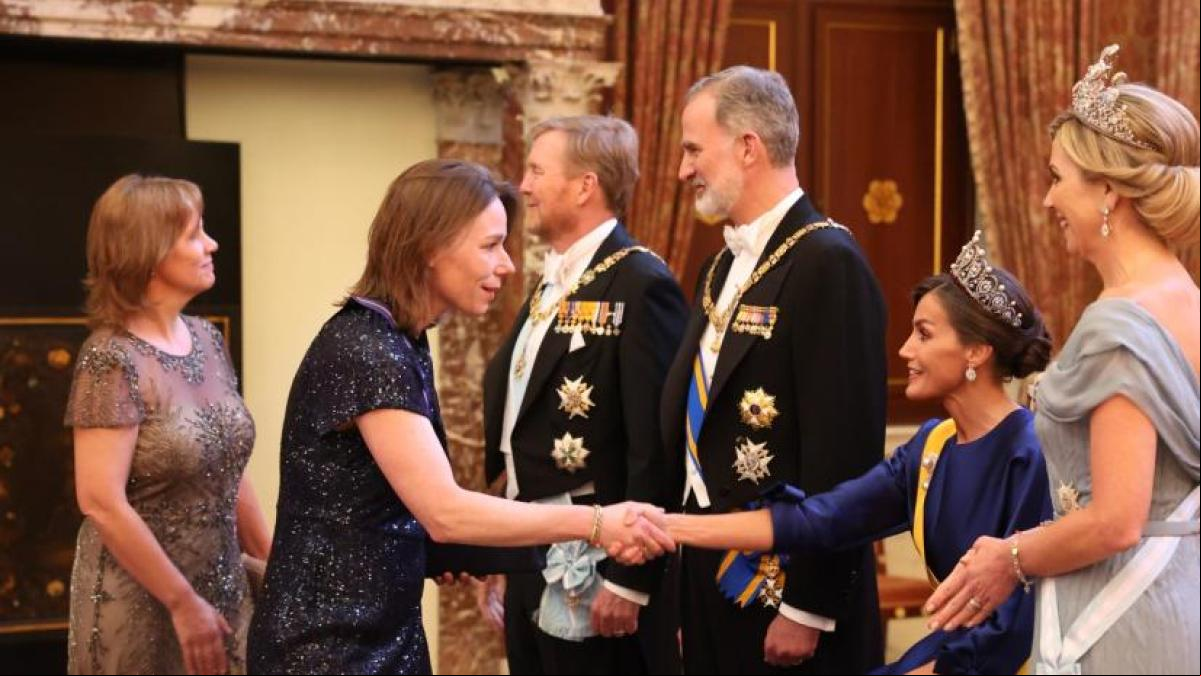 Letizia opta por normalizar su dolencia en los pies a ojos de todo el mundo