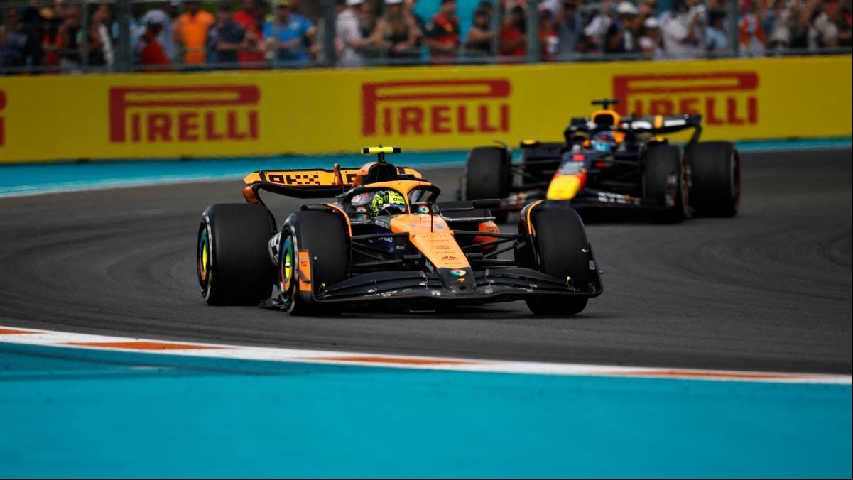 Norris derrota a Verstappen y Sainz pierde una posición por sanción, 5.º; Alonso, 9.º