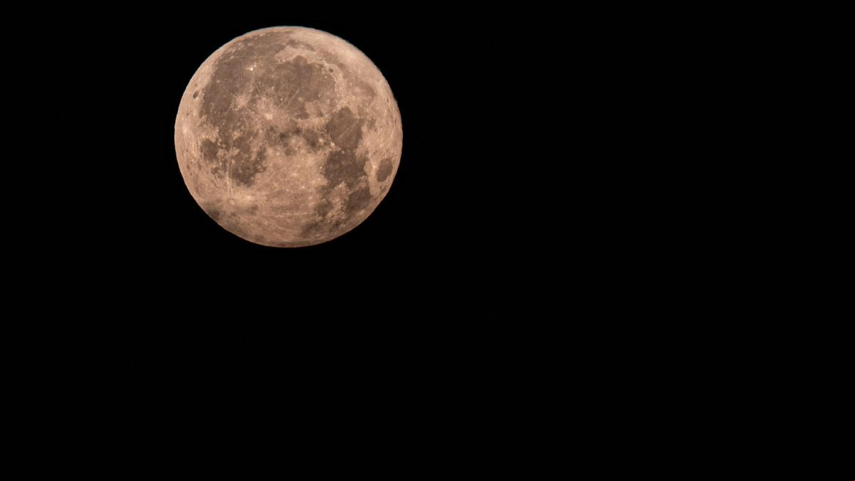 Mira cómo sale y se pone la Luna de Fresa