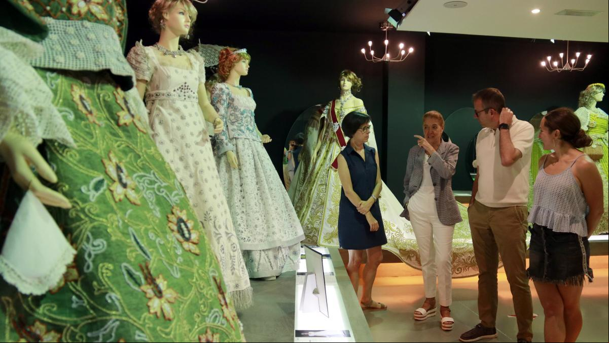 El arte de los vestidos de papel de Mollerussa y Amposta viaja a Portugal para reforzar la candidatura de la Unesco