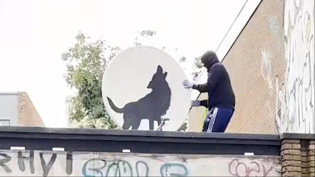 Un grupo de encapuchados roba la cuarta creación “animal” de Banksy