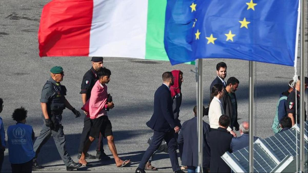 Llegan a Albania los primeros 16 migrantes que ocuparán los campos de retención de Italia