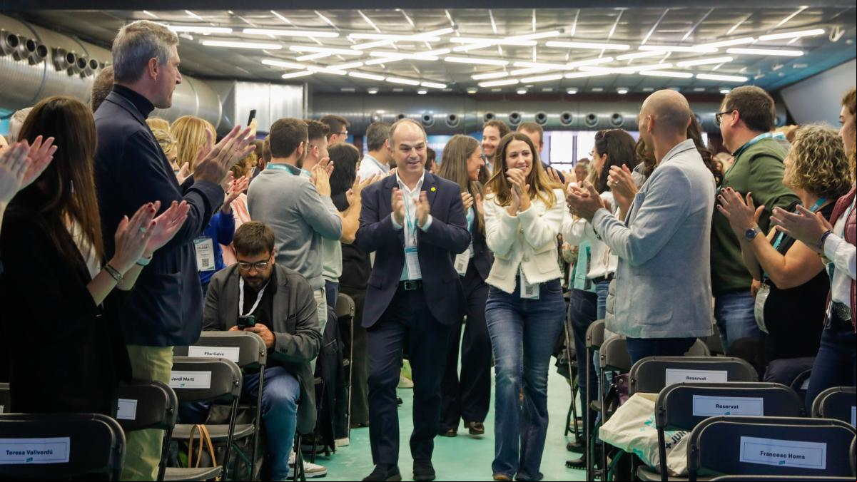 Puigdemont llama a ocupar la centralidad en un congreso con el que Junts cambia el paso