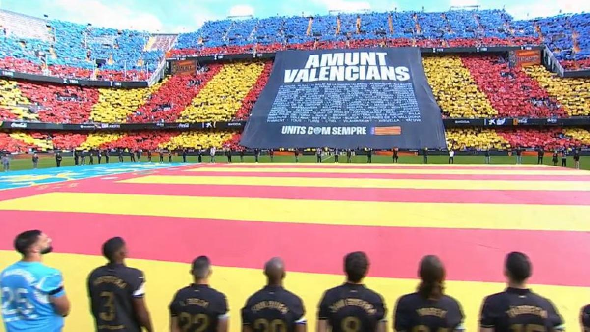 El fútbol vuelve a Mestalla con un emotivo homenaje a las 223 víctimas y los damnificados de la dana