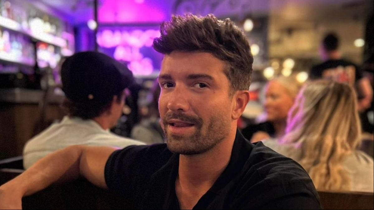 Pablo Alborán, pillado en “actitud muy cómplice” con el protagonista de una famosa serie de Netflix