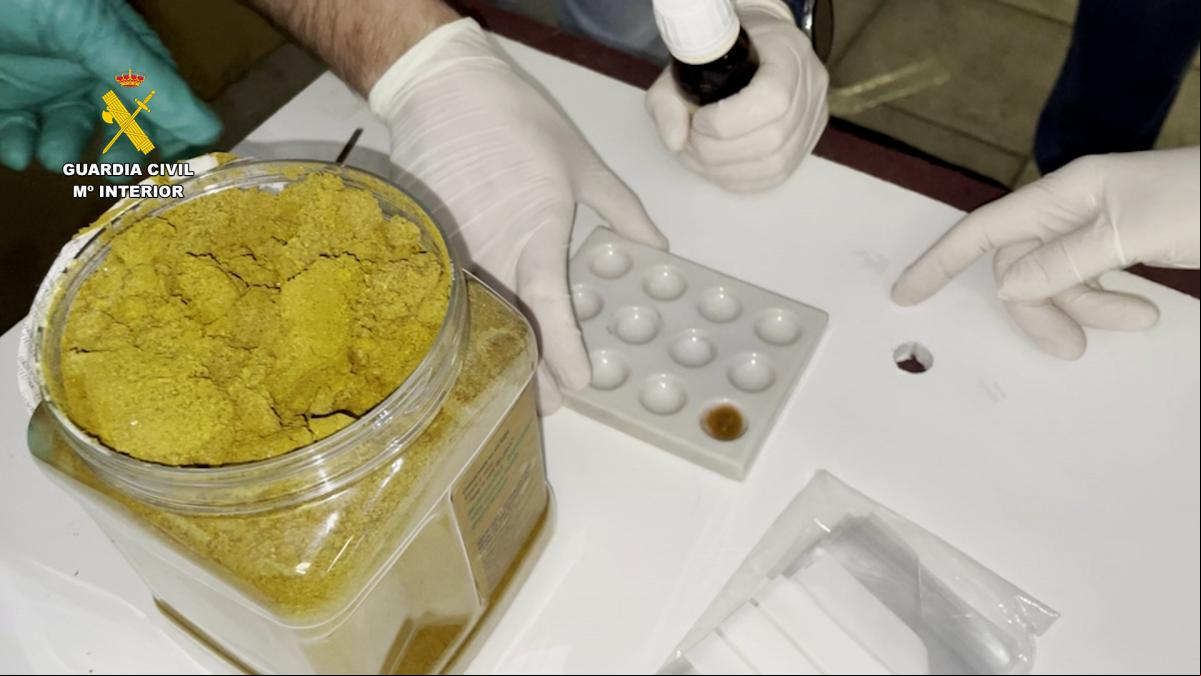 Cae una red que traficaba con cocaína oculta en botes de especias alimentarias