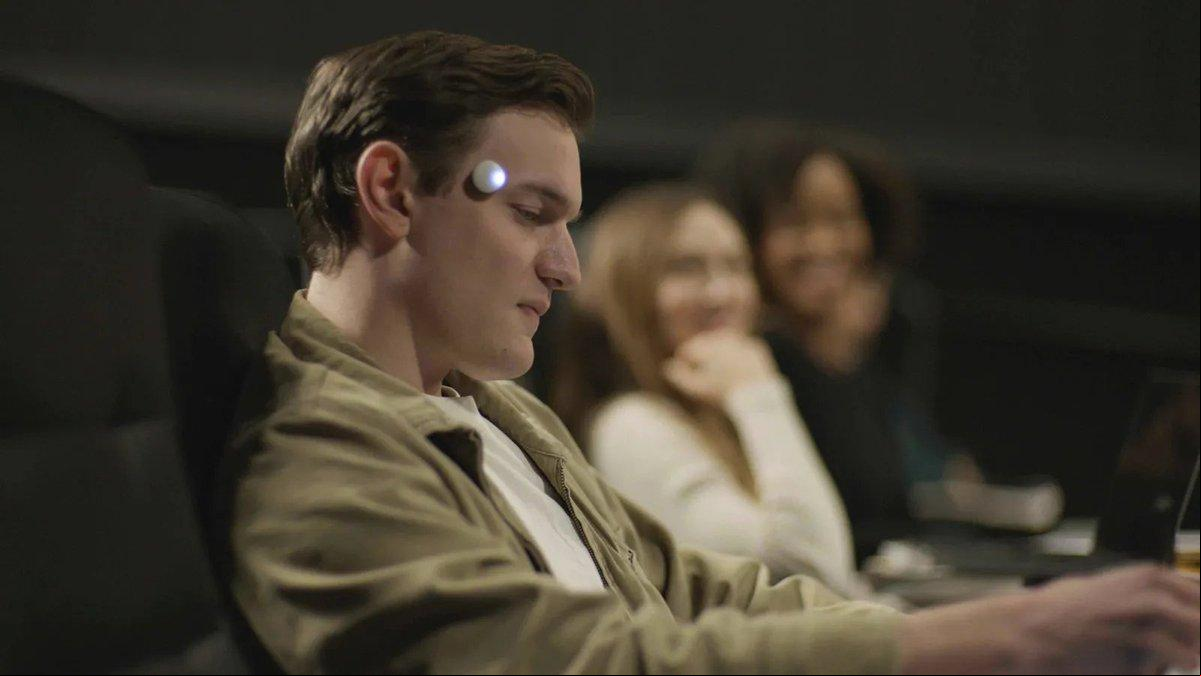 Acaban de presentar un nuevo dispositivo con Inteligencia Artificial que se coloca en la sien y que mejora la productividad: “Escucha las conversaciones en todo momento”