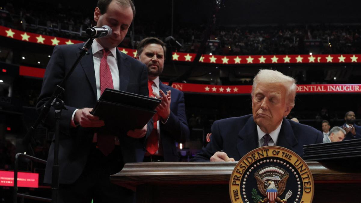 Donald Trump indulta a los asaltantes del Capitolio, declara la emergencia nacional en la frontera y deroga el legado de Biden