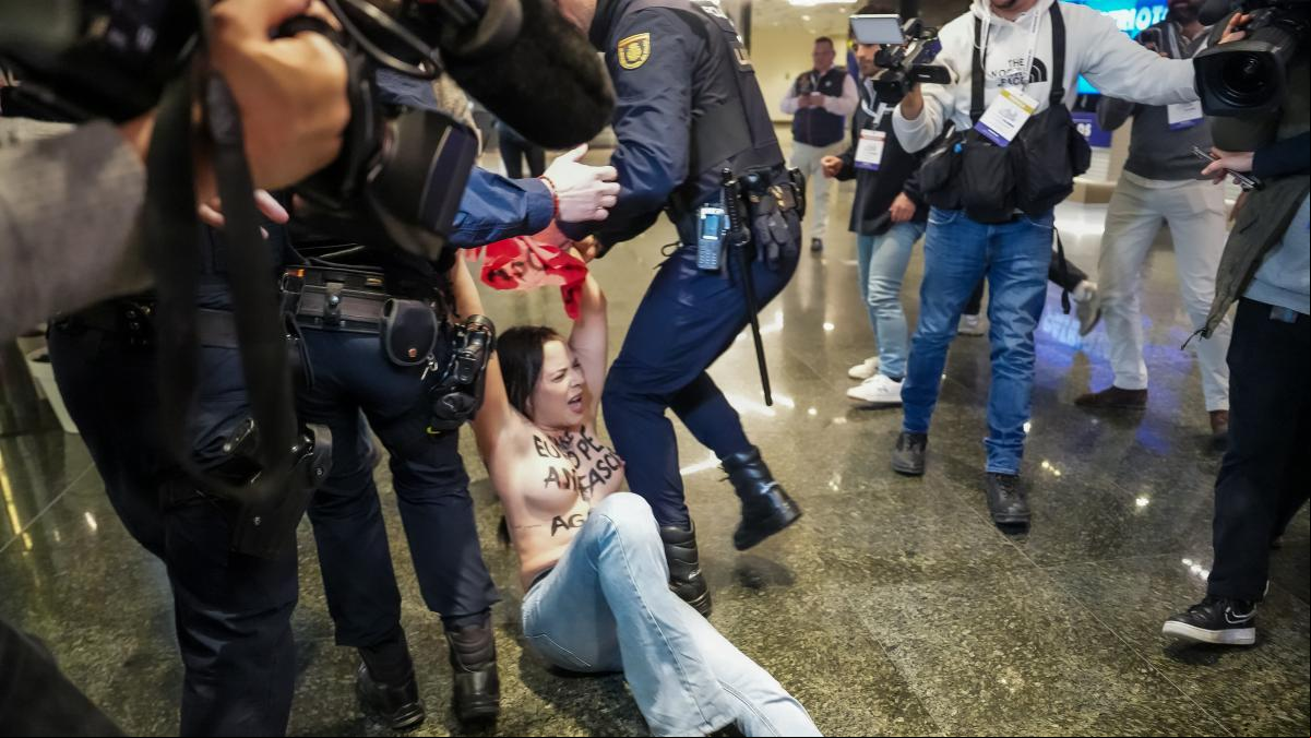 Una activista de Femen interrumpe la cumbre de Patriotas al grito de al fascismo ni un paso más