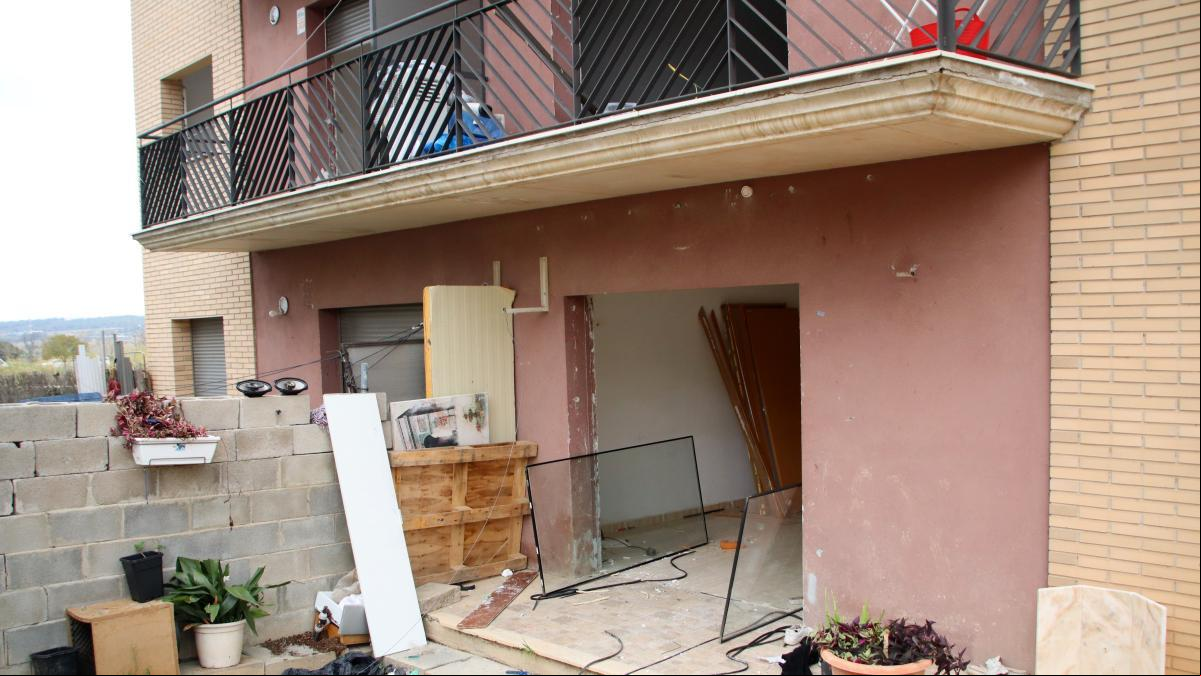 Los Mossos dEsquadra desalojan un edificio de 32 pisos en Constantí