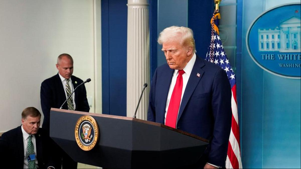 Trump: el zombi que quiere sorber y soplar a la vez